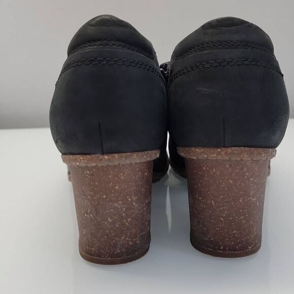 Clarks Booties Women Size 10 Black Nubuck Leather Contrasting Crepe Rubber Soles - Picture 4 of 10